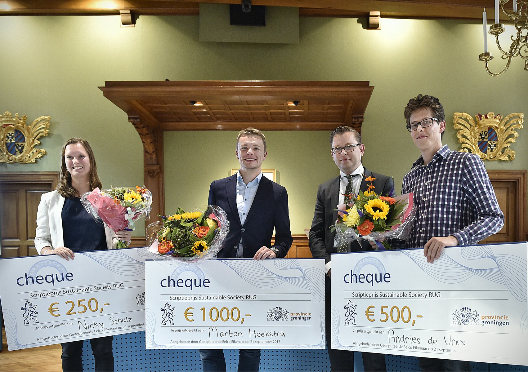 Eelco Eikenaar met winnaars Scriptieprijs (foto: Elmer Spaargaren)