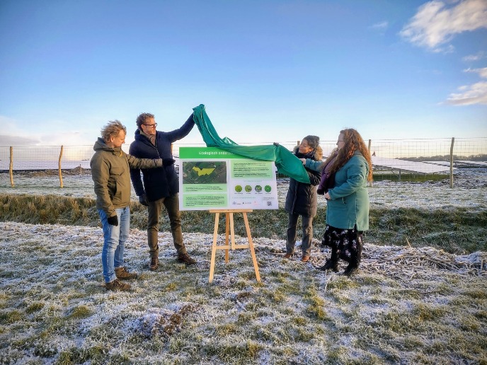 The unveiling of the construction board of solar park Roodehaan in Groningen by Melissa van Hoorn – member of energy transition of the Groningen Provincial Executive – and Jelmer Pijlman – Director of Solarfields -, dr. ir. Raymond Klaassen, and PhD student drs. Sylvia de Vries.