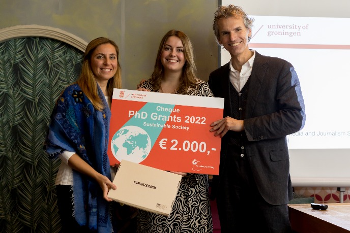 PhD student Denise Mensonides (middle) receives the PhD Grant 2022 from Dr Başak Bilecen (chairperson of the jury) and Dr Frans J. Sijtsma, Director of the Rudolf Agricola School for Sustainable Development.