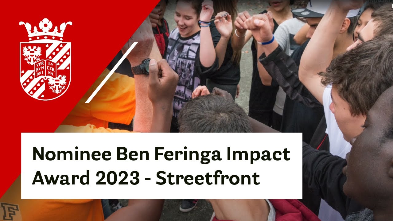 Deze video gaat over vijf Honours College-studenten met hun boek over Streetfront, een alternatief onderwijsprogramma op een school in Vancouver.