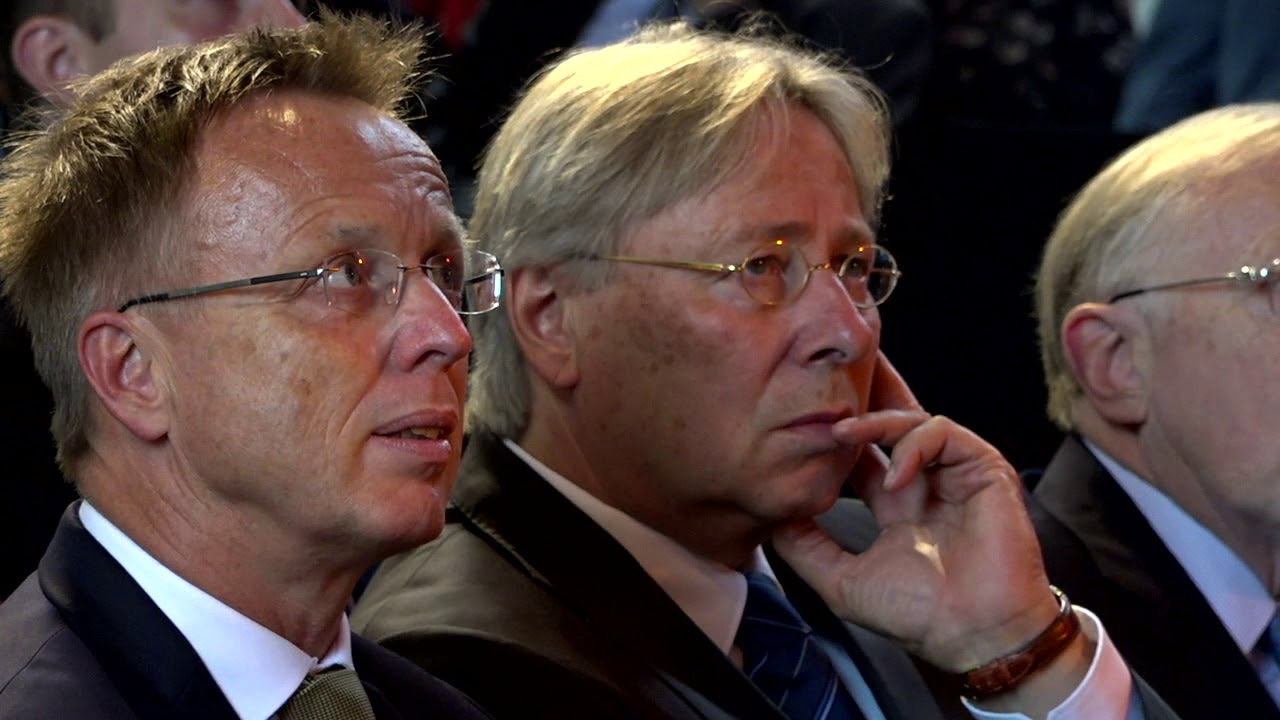 Sentinal Birds door Theunis Piersma en Sytze Pruiksma
