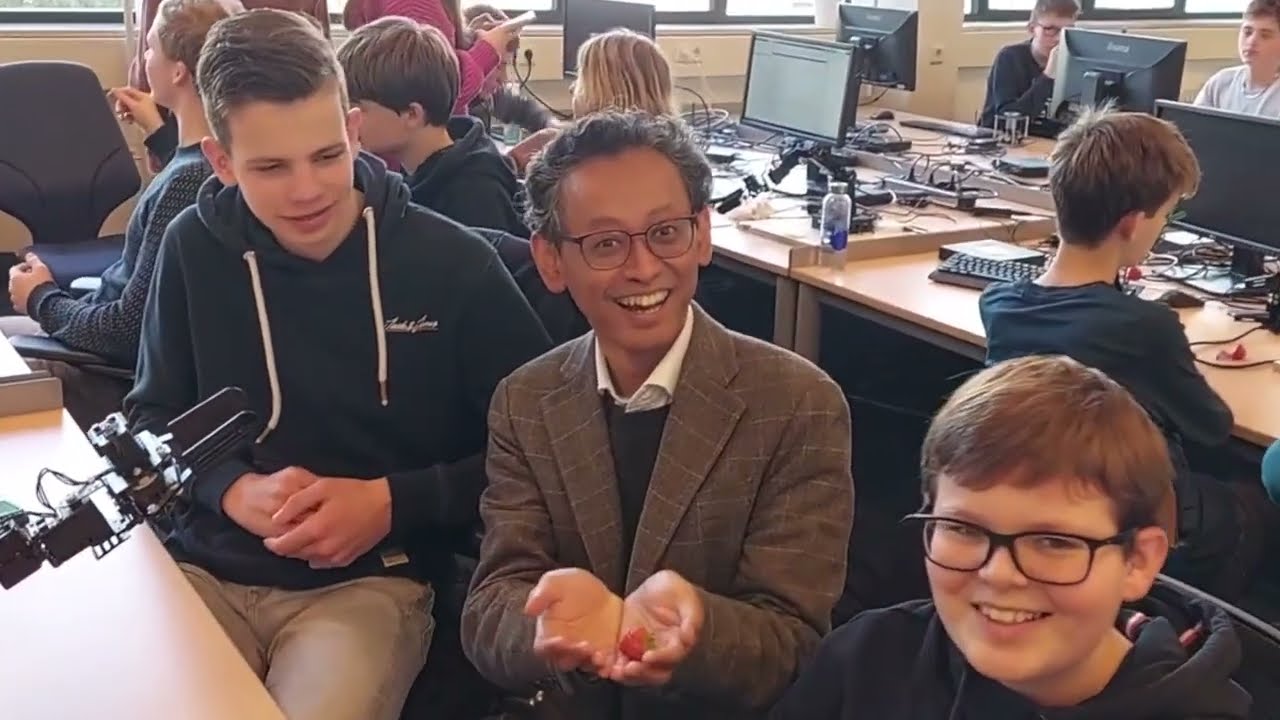 High school students visit ENTEG labs and design a mechanical gripper to pick strawberries