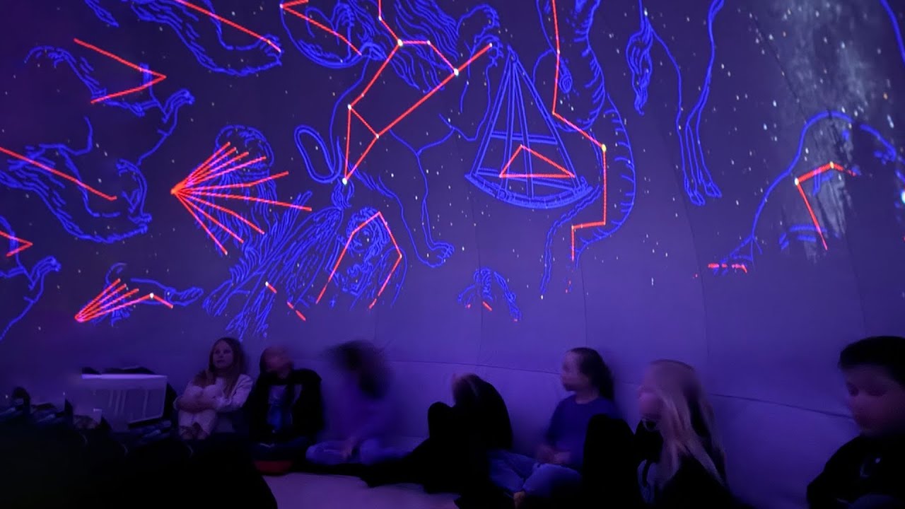 Children visit the mobile planetarium in Siddeburen