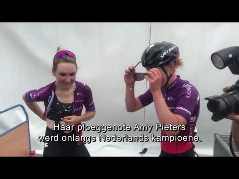 Lonneke Uneken (rechts) naast ploeggenote Amy Pieters,.