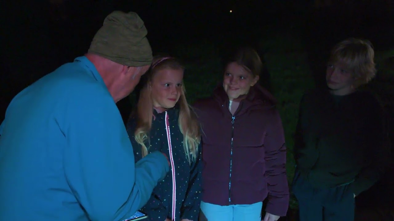 Leerlingen van Basisschool de Kromme Akkers oefenen met de slimme telescoop onder begeleiding van sterrenkundige Theo Jurriens