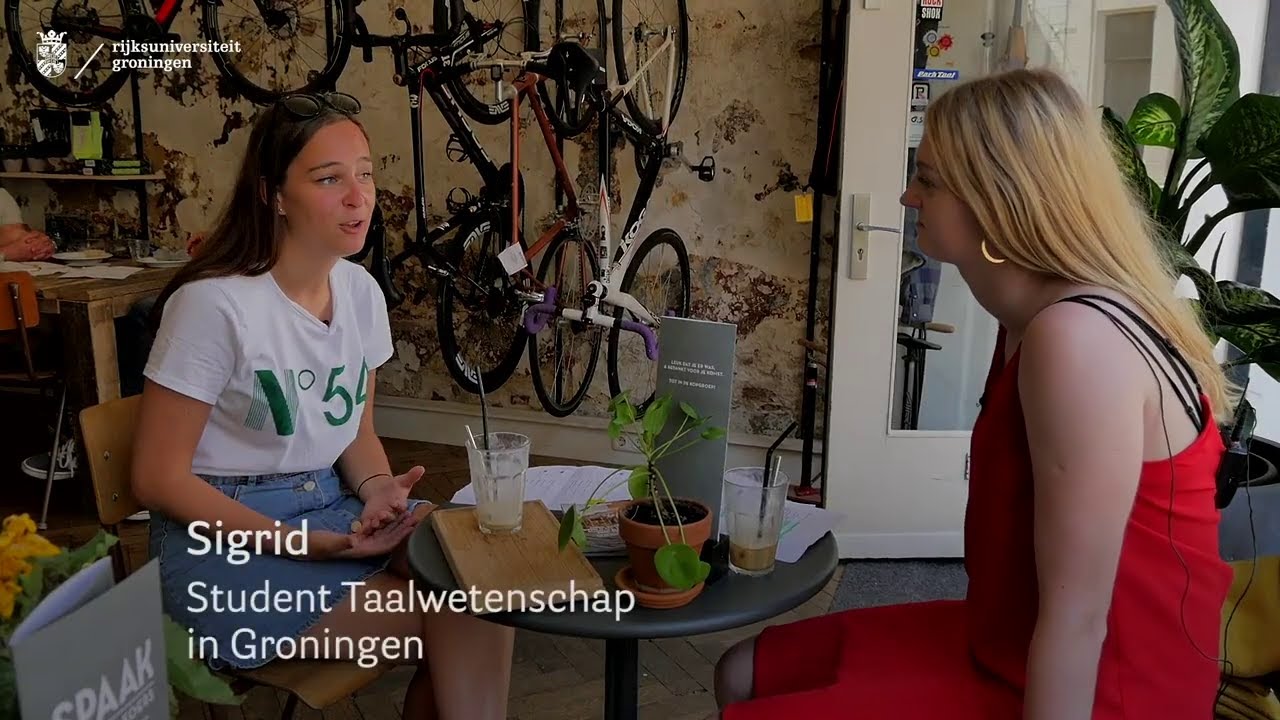 'Misschien voel ik me hier zo goed, omdat ik de taal kan begrijpen.'