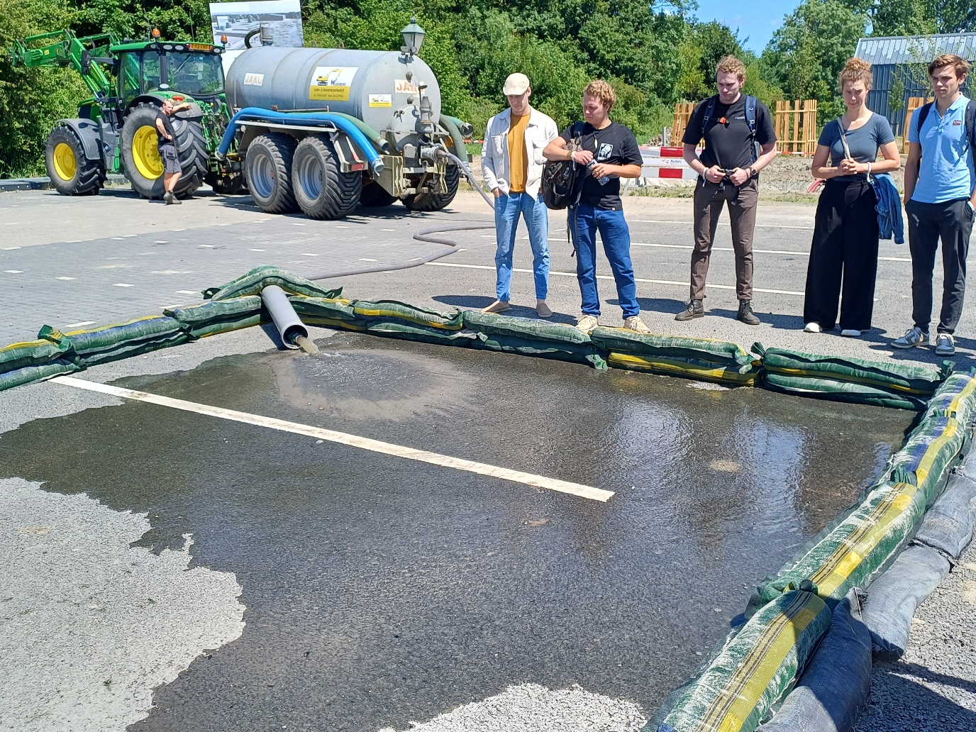Demonstratie waterdoorlatend asfalt