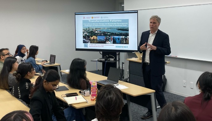 Prof. Ronald Holzhacker presenting at Tokyo University